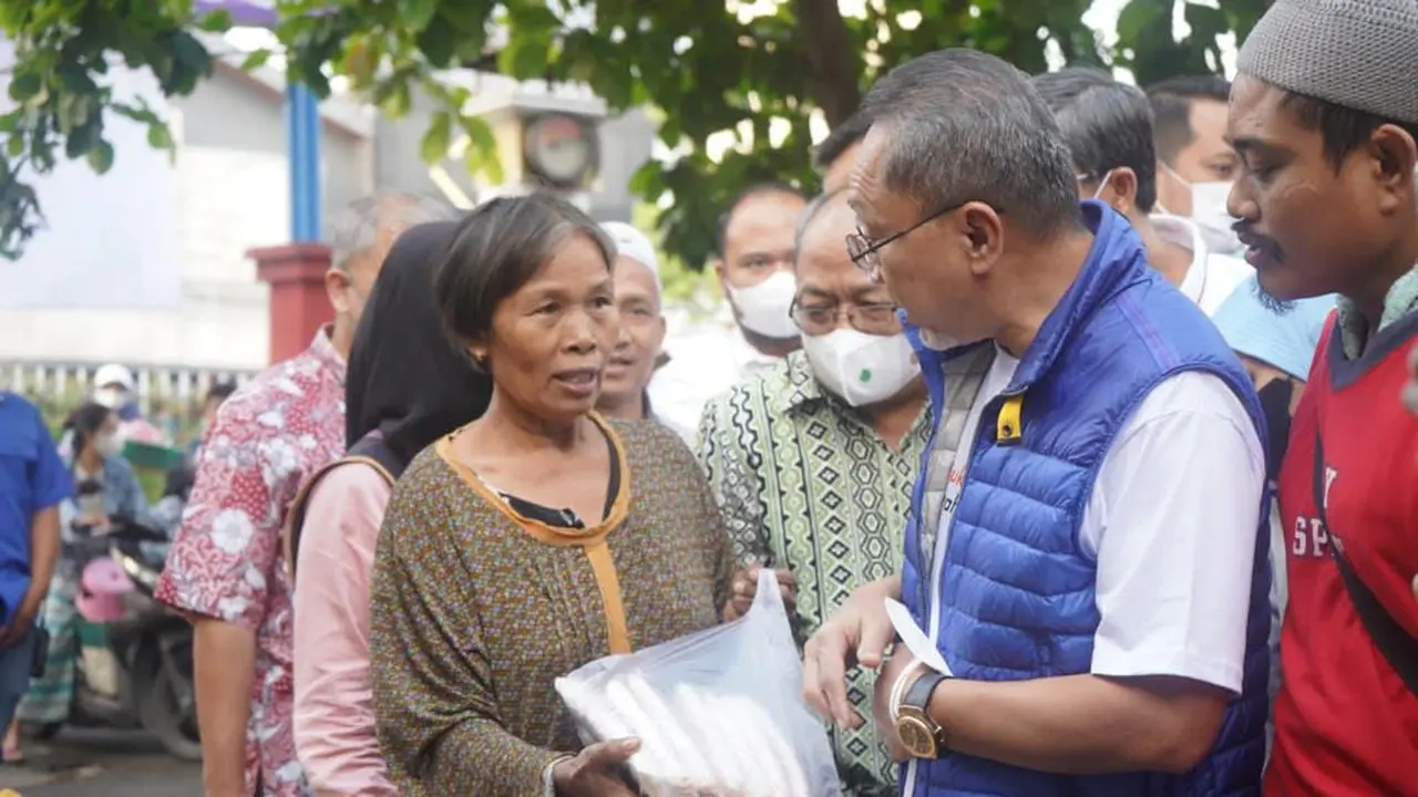 Menteri Perdagangan Zulkifli Hasan melakukan pemantauan harga dan ketersediaan barang kebutuhan pokok di Pasar Karang Ayu, Semarang, Jawa Tengah.