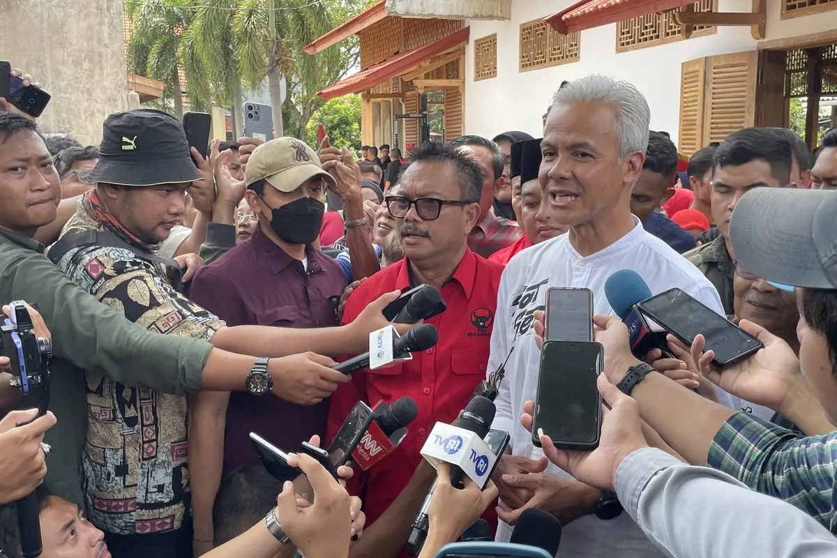 calon presiden (Capres) nomor urut 3, Ganjar Pranowo saat ditemui awak media di salah satu rumah Relawan Ganjar-Mahfud, Jetis, Blora, Jawa Tengah pada Kamis (4/1/2023).