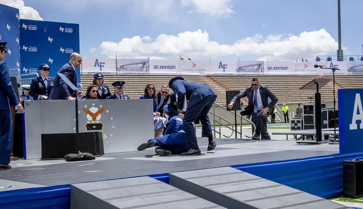 Biden tersandung dan jatuh ke tanah setelah menyerahkan ijazah kepada taruna terakhir dari sekitar 900 taruna yang melewati panggung. (AP Photo/Andrew Harnik)