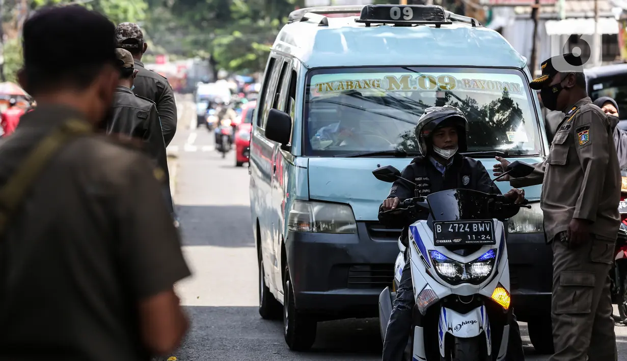 Petugas menghentikan pengendara motor saat Razia Protokol Kesehatan di kawasan Kebayoran Lama, Jakarta, Selasa (19/10/2021). Razia PPKM Level 3 kerap dilakukan demi memutus rantai penyebaran covid 19, dengan sanksi denda Rp 100.000 dan sanksi sosial seperti menyapu jalan. (Liputan6.com/Johan Tallo)
