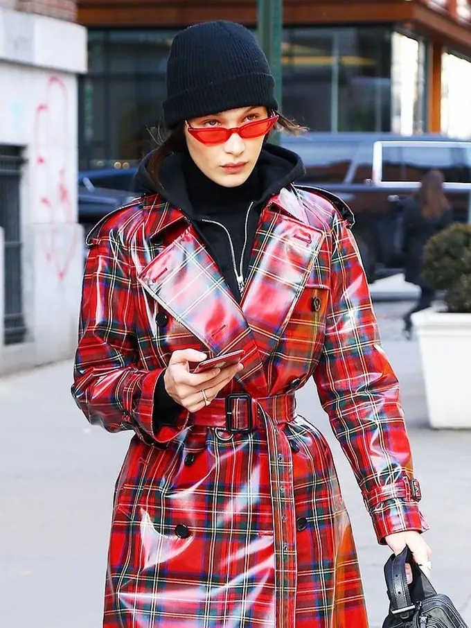 Kacamata Kapsul Ala The Matrix Kunci Tampil Keren Seperti Bella Hadid