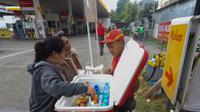 Sejumlah petugas stasiun pengisian bahan bakar umum swasta terpaksa menjajakan produk dagangan di pinggir jalan di depan salah satu SPBU Shell, Jalan Gunung Sahari, Jakarta, Kamis (18/9/2025). (merdeka.com/Arie Basuki)
