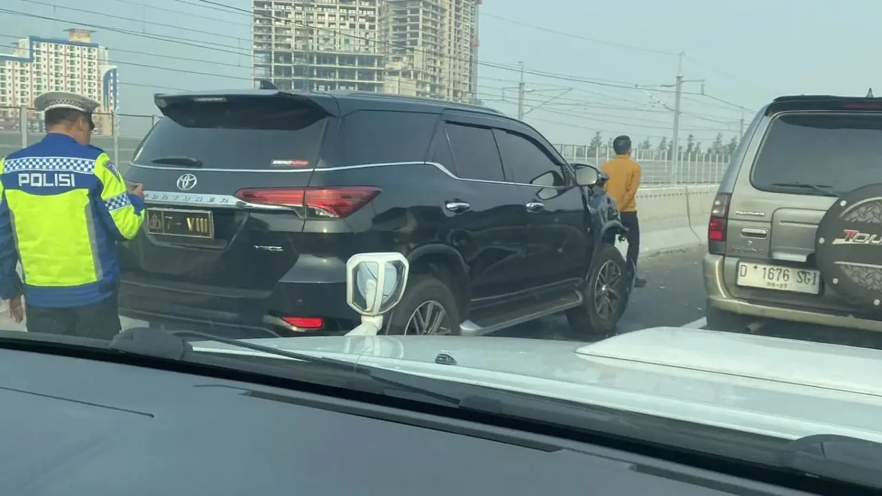 Viral Mobil Fortuner Berpelat Dinas Polri Tabrak Elf hingga Ringsek di Tol MBZ