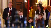 Natal Keluarga Kerajaan Inggris, Kate Middleton bersama Pangeran William dan ketiga anak mereka saat menghadiri Kebaktian Carol "Bersama Saat Natal" di Westminster Abbey di London pada 8 Desember 2023. (Dok: AFP)