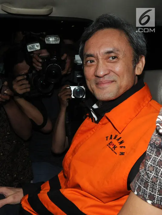 Mantan petinggi Lippo Group, Eddy Sindoro memakai rompi tahanan dikawal petugas usai menjalani pemeriksaan di gedung KPK, Jakarta, Jumat (12/10). Eddy menyerahkan diri terkait kasus suap panitera PN Jakarta Pusat tahun 2016. (merdeka.com/Dwi Narwoko)