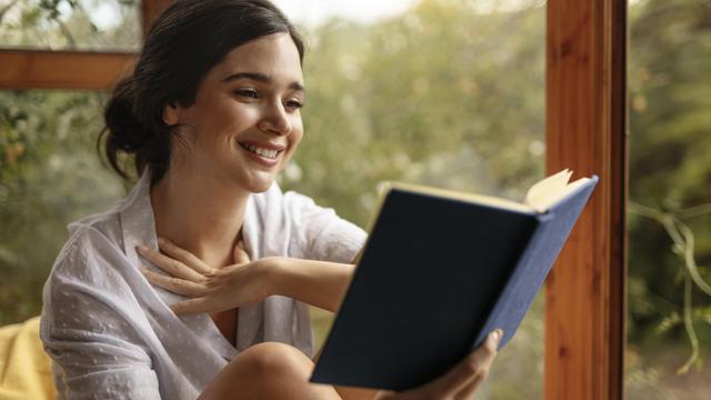 Ilustrasi membaca buku, cerita lucu, bahasa Jawa, tersenyum