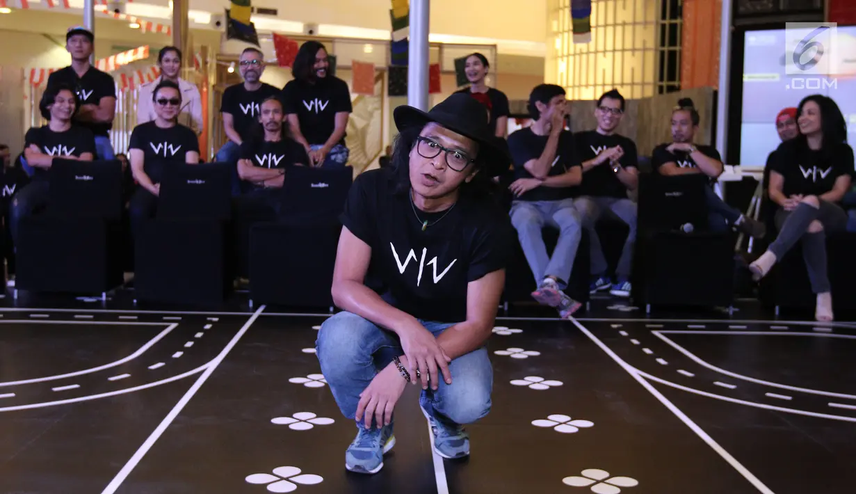 Musisi Restu Triandy atau lebih dikenal sebagai  Andi "/rif" dalam jumpa pers film layar lebar Wiro Sableng 212 di Senayan City, Jakarta, Rabu (16/8). Andi /Rif pun turut bermain sebagai Dewa Tuak. (Liputan6.cm/Herman Zakharia)