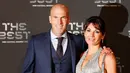 Mantan pesepak bola Prancis, Zinedine Zidane dan istrinya Veronique saat menghadiri FIFA Football Awards di London, Inggris, Senin (24/9). FIFA Football Awards merupakan penghargaan untuk para pesepak bola terbaik. (Adrian DENNIS/AFP)