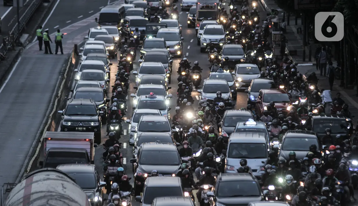 Kepadatan arus lalu-lintas saat pemberlakuan Ganjil Genap di Jalan MT Haryono, Jakarta, Senin (3/8/2020). Kemacetan arus kendaraan tetap mengular di jalan utama Ibu Kota pada jam sibuk meski sistem Ganjil Genap kembali diberlakukan hari ini. (merdeka.com/Iqbal S. Nugroho)