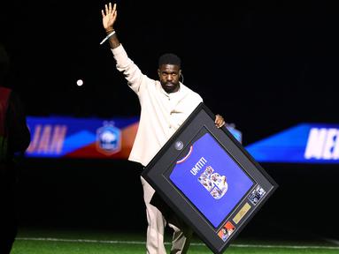 Samuel Umtiti mendapatkan penghargaan dan perpisahan yang layak dari Timnas Prancis setelah keputusannya untuk pensiun dini. (AFP/Franck Fife)