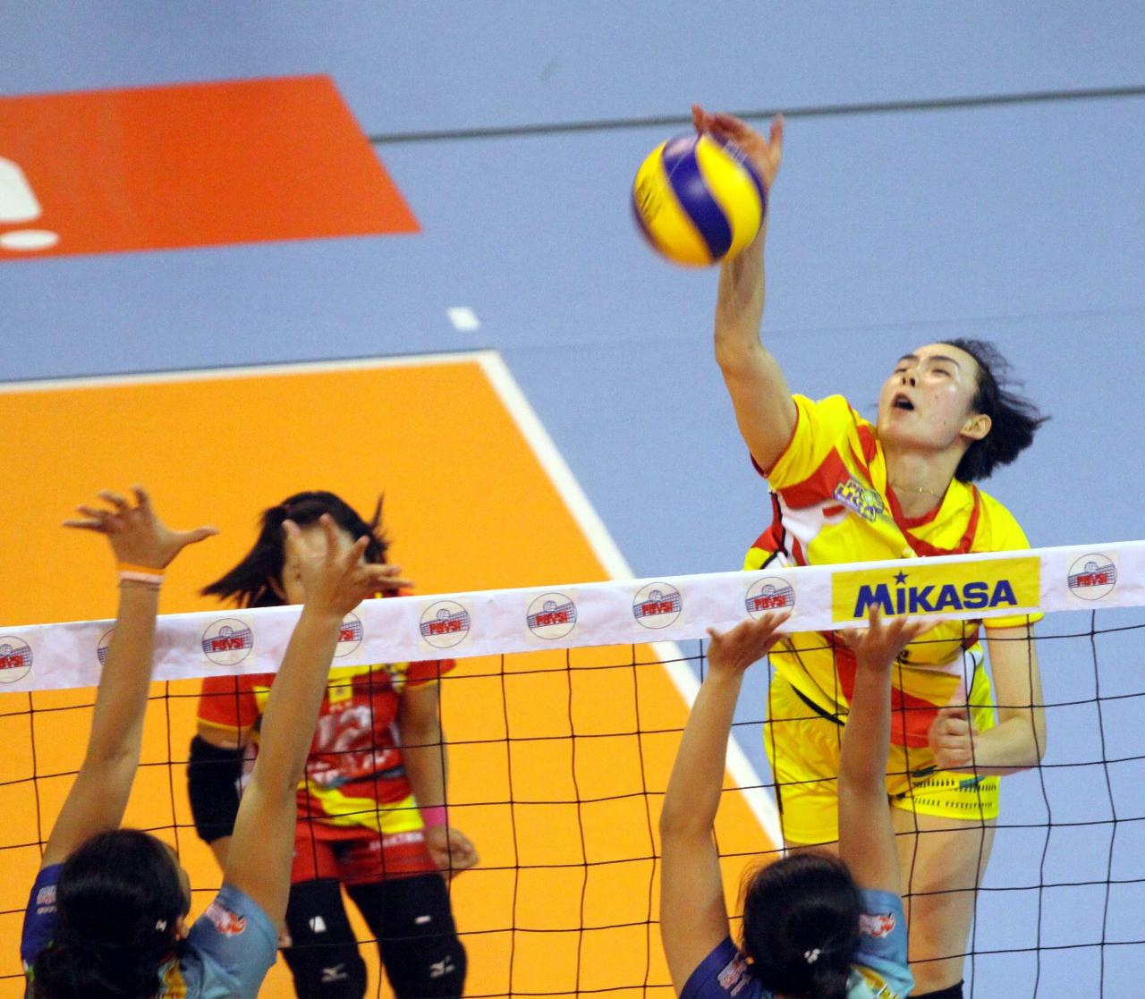 Smes pemain putri Jakarta Elektrik PLN Liu Mengya coba diblok pemain Bekasi BVN pada seri kedua putaran pertama Proliga 2018 di GOR Temenggung Abdul Djamal, Batam, Minggu (28/1/2018). Jakarta Elektrik menang 3-0. (Humas PBVSI)