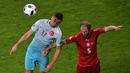 Striker Turki, Burak Yilmaz (kiri), menjadi pembeda saat Turki mengalahkan Republik Ceska 2-0. Yilmaz mencetak gol pertama dan menjadi inspirator setiap serangan Turki. (AFP/Philippe Huguen)