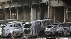 Petugas kepolisian memeriksa mobil yang hangus terbakar pasca teror di luar hotel Splendid, Ouagadougou , Burkina Faso, (16/1). Petugas berhasil merebut kembali lokasi dimana beberpa kelompok al Qaeda menyandera beberapa orang. (REUTERS / Joe Penney)