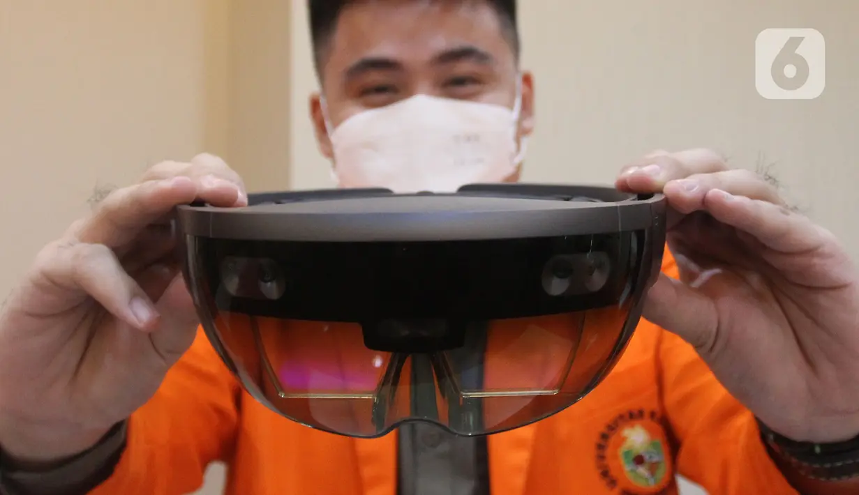 Mahasiswa menguji coba kacamata virtual reality di Kampus Semanggi, Jakarta Senin (21/3/2022). Unika Atma Jaya dan PT WIR Asia berkolaborasi mengembangkan mata kuliah di metaverse sebagai bagian dari ekosistem Metaverse Indonesia yang akan diluncurkan pada Presidensi G20. (merdeka.com/Arie Basuki)