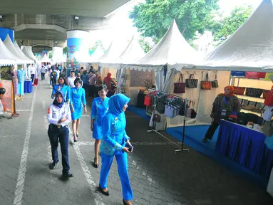 PT Kereta Api Indonesia (KAI) menggelar bazar usaha modal kecil menengah (UMKM) di Stasiun Gambir, Jakarta, Rabu (28/12). Bazar secara serentak di 14 stasiun berbagai wilayah Indonesia ini digelar hingga 12 Januari 2017. (Liputan6.com/Angga Yuniar)