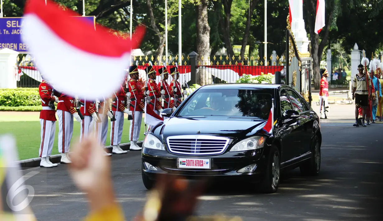Mobil yang membawa Presiden Republik Afrika Selatan Jacob Zuma beserta istrinya, Bongi Ngema Zuma saat tiba di Istana Merdeka Jakarta, Rabu (8/3). Kedatangan Presiden Afsel beserta istri tersebut disambut oleh Presiden Jokowi. (Liputan6.com/Angga Yuniar)