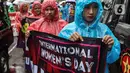 <p>Massa yang tergabung dari berbagai elemen masyarakat melakukan aksi damai dengan membentangkan poster di kawasan Monumen Nasional, Jakarta, Indonesia, Rabu (8/3/2023). Dalam aksi memperingati Hari Wanita Internasional, mereka menyerukan untuk melawan segala bentuk penindasan hak, perlindungan, menolak perkawinan anak serta menjamin kesehatan perempuan. (Liputan6.com/Johan Tallo)</p>