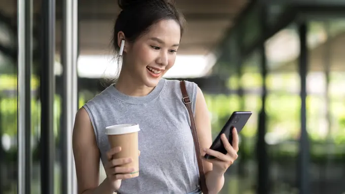 wanita juli terlihat menarik