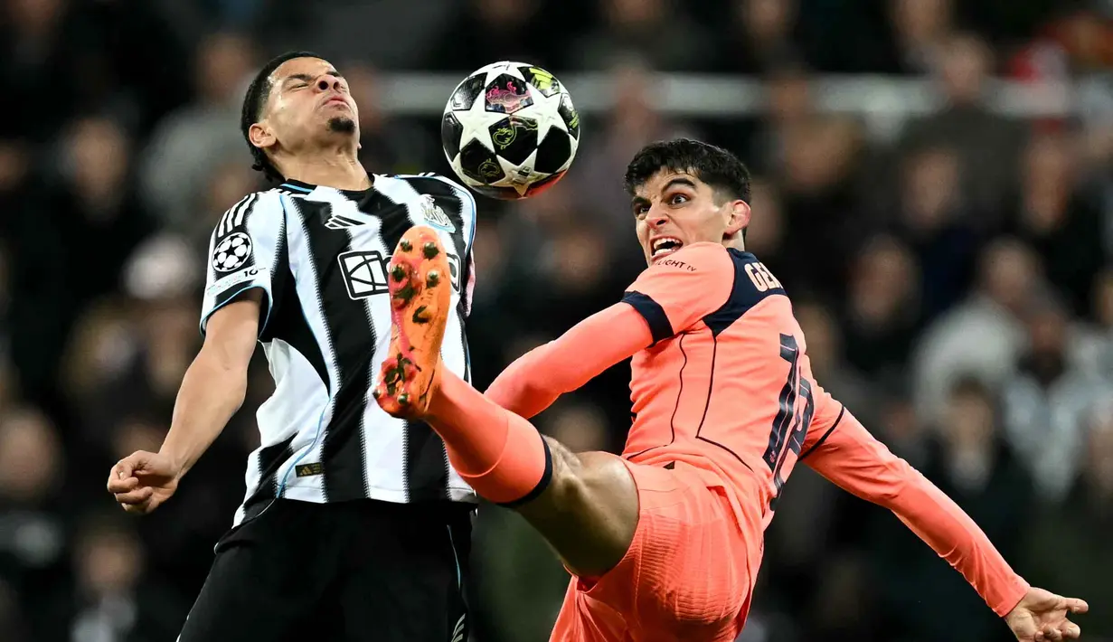 Striker Newcastle United asal Denmark, William Osula (kiri), berebut bola dengan bek Barcelona asal Spanyol, Gerard Martin, selama pertandingan leg pertama babak 16 besar Liga Champions 2025/2026 di St James' Park, Newcastle-upon-Tyne, timur laut Inggris pada Selasa 10 Maret 2026 waktu setempat atau Rabu 11 Maret 2026 dini hari WIB. Menjamu Barcelona, Newcastle United harus puas dengan hasil imbang 1-1. (Paul ELLIS/AFP)