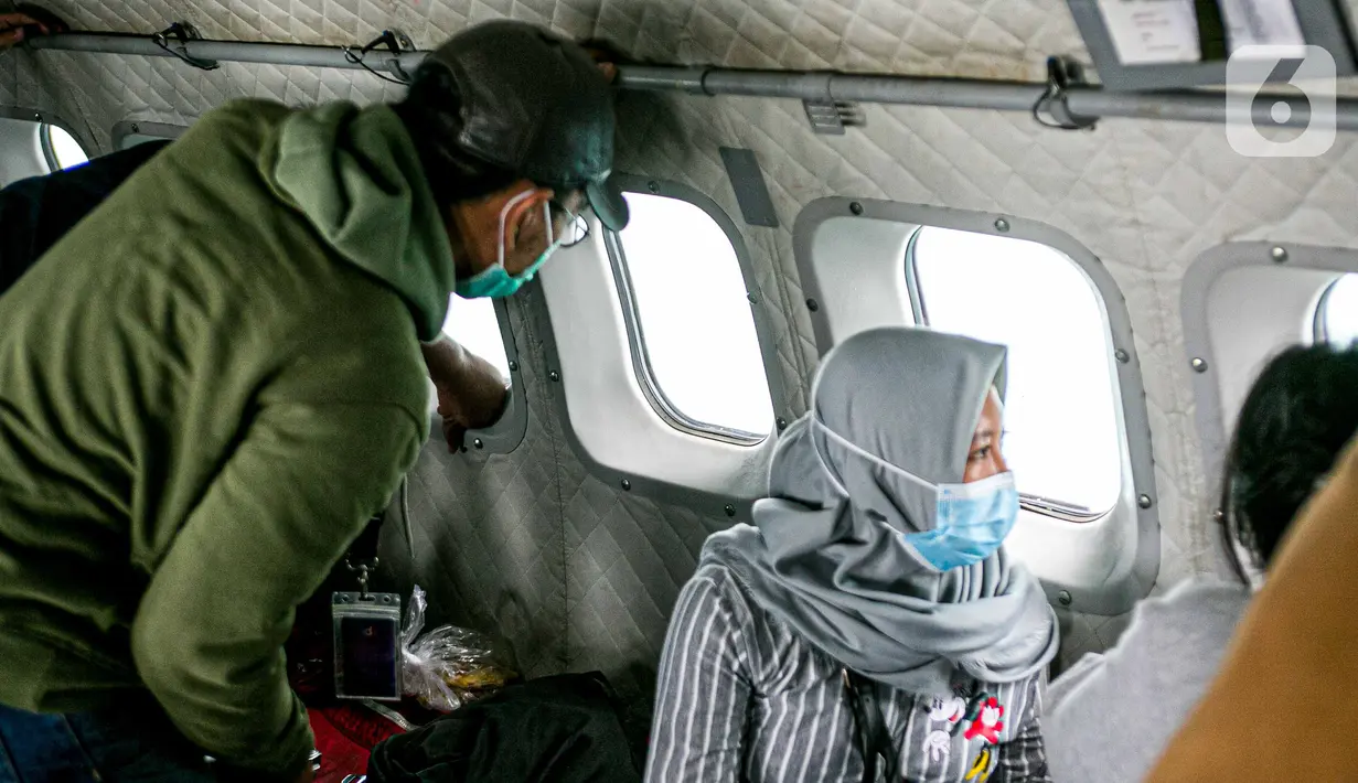 Sejumlah awak media memantau proses pencarian pesawat Sriwijaya Air SJ 182 dari pesawat CN 295 milik TNI AU di perairan Kepulauan Seribu, Jakarta, Minggu (10/1/2021). TNI AU menargetkan proses pencarian Sriwijaya Air SJ 182 maksimal selama tujuh hari. (Liputan6.com/Faizal Fanani)