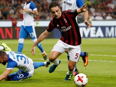 Gelandang AC Milan, Giacomo Bonaventura berusaha membawa bola dari kawalan pemain U Craiova, Radoslav Dimitrov saat bertanding di leg kedua babak 3 Liga Europa di San Siro, Milan, (3/8). AC Milan sukses menang 2-0 atas Craiova. (AP Photo/Antonio Calanni)