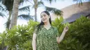Nagita Slavina tampil dengan dress panjang warna hijau motif bunga lengan pendek saat liburan di Bali. @raffinagita1717