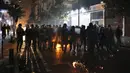 Polisi antihuru-hara berlari ke arah demonstran antipemerintah saat protes menentang elite penguasa di Beirut, Lebanon, Selasa (14/1/2020). Demonstran menganggap elite penguasa gagal mengatasi ekonomi yang menurun tajam. (AP Photo/Bilal Hussein)