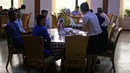 Pengunjung menunggu pesanan di sebuah restoran khusus anjing, Pyongyang House of Sweet Meat, di Korea Utara, Rabu (25/7). Dikenal dengan nama dangogi, daging anjing telah lama diyakini masyarakat Korea sebagai makanan penambah stamina. (AP/Dita Alangkara)