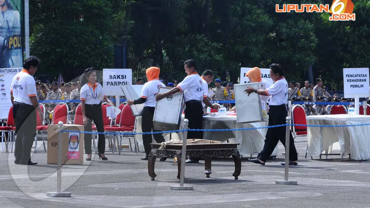 [FOTO] Ini Cara Polisi Atasi Kerusuhan di TPS