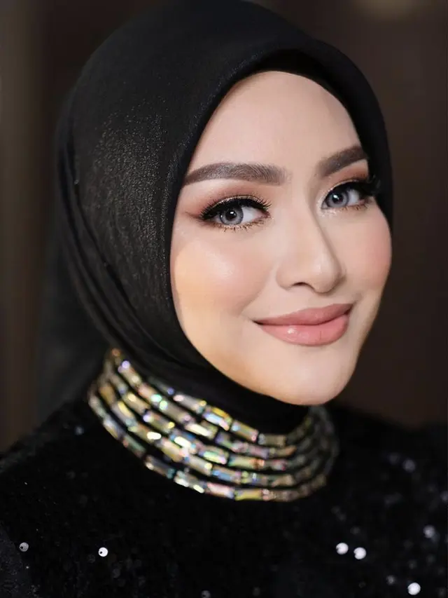 Gaya Terbaru Nathalie Holscher Tampil Glamor