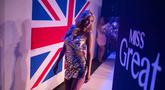 Salah satu kontestan dalam kompetisi Miss Great Britain meninggalkan panggung usai berpartisipasi dalam final Miss Great Britain 2025/26 yang diadakan di venue Athena, Leicester, Inggris, pada Jumat 17 Oktober 2025. (Oli SCARFF/AFP)