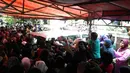Selesai jenazah Olga Syahputra dimandikan, di rumah duka, ia pun langsung dibawa ke Masjid Nurul Islam yang terletak persis di samping rumah untuk disalatkan , Jakarta, Sabtu (28/3/2015). (Liputan6.com/Fachrur Rozie)