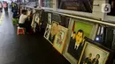 Seniman lukis mengerjakan order jasa lukis di kawasan Blok M Square, Jakarta Selatan, Sabtu (8/2/2020). Untuk satu wajah, mereka membanderol harga mulai dari Rp 400.000 untuk BW dan Rp 600.000 untuk full clour berukuran 2R. (Liputan6.com/Johan Tallo)