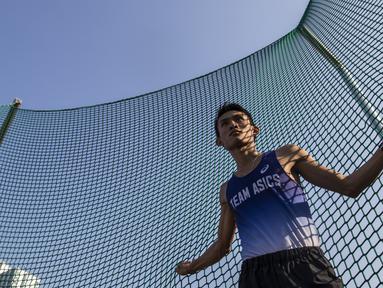 Atlet jalan cepat Indonesia, Hendro Yap, berpose usai latihan di Stadion Madya Senayan, Jakarta, Selasa (1/5/2018). Latihan ini merupakan persiapan jelang Asian Games XVIII. (Bola.com/Vitalis Yogi Trisna)