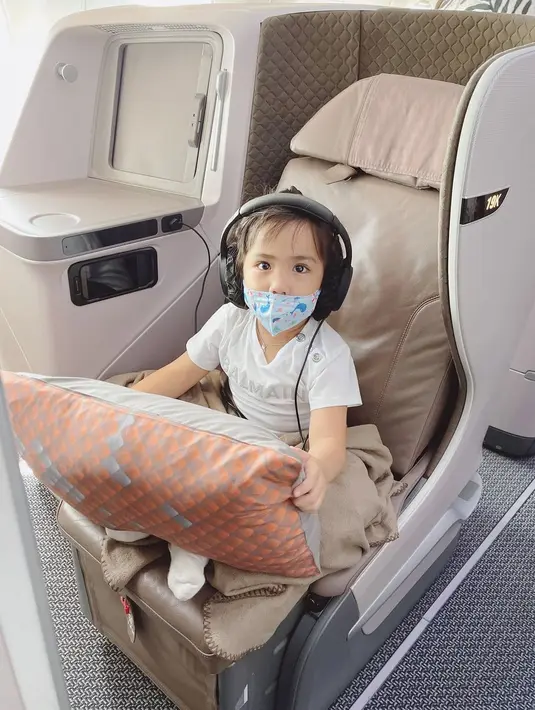 Melalui unggahan fotonya, Momo meninggalkan Tanah Air sejak 22 Maret lalu. Dalam keterangan fotonya, momo mengaku mendadak liburan. [Instagram/therealmomogeisha]