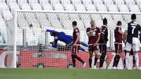 Striker Juventus, Cristiano Ronaldo, mencetak gol ke gawang Torino pada laga Serie A di Stadion Allianz, Turin, Sabtu (4/6/2020). Juventus menang 4-1 atas Torino. (AP/Fabio Ferrari)