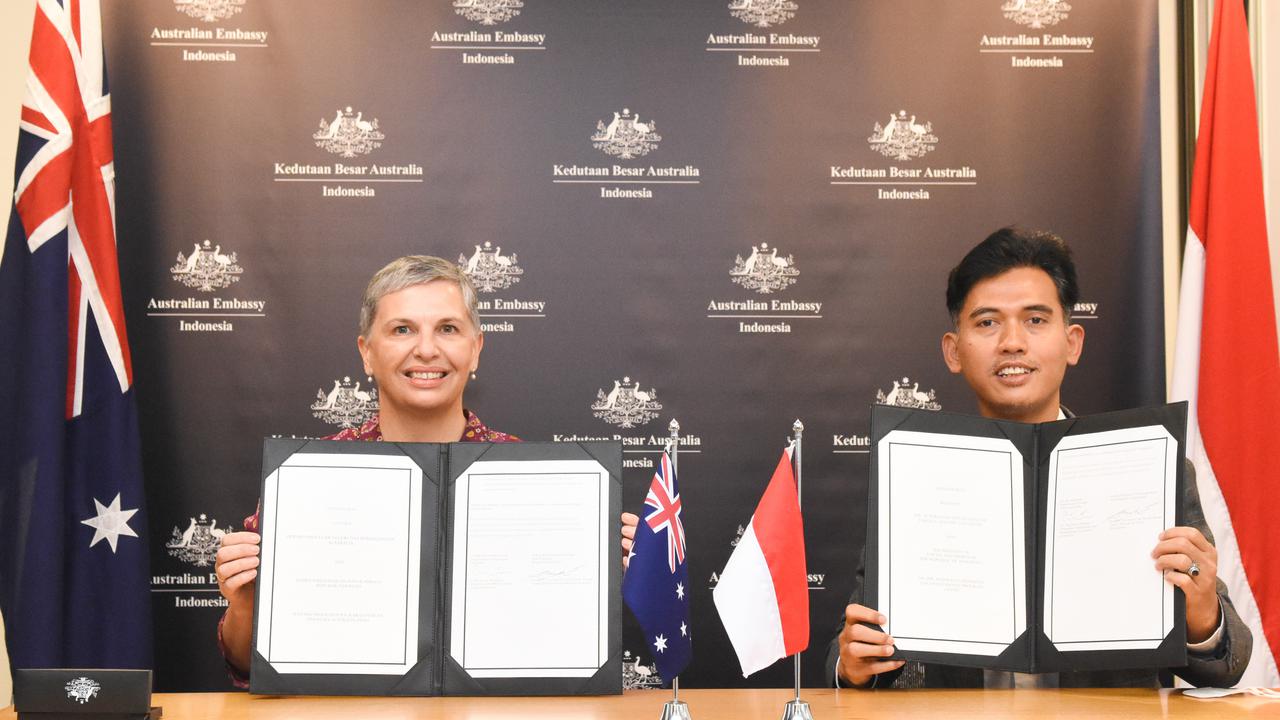 Dubes Australia dan Deputi Pengembangan Pemuda Kemenpora RI tandatangani MoU Proram AIYEP. (Australian Embassy Jakarta/Flickr)