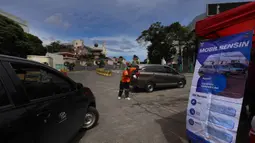 Uji emisi dilakukan dengan melakukan pengukuran gas buang kendaraan untuk menilai kinerja mesin, efisiensi pembakaran, dan tingkat polusi udara yang dihasilkan. Tampak dalam foto, petugas Suku Dinas Lingkungan Hidup mengatur arus kendaraan yang akan melakukan pengukuran gas buang saat operasi uji emisi di Pintu Keluar Terminal Blok M, Jakarta, Kamis (9/4/2026). (Kapanlagi.com/Budy Santoso)