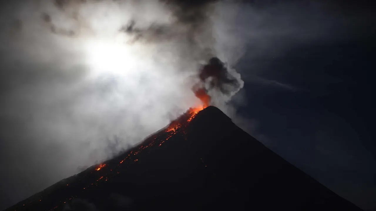 Gerhana Bulan-Gunung Mayon
