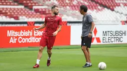 Pemain Timnas Indonesia, Jordi Amat melakukan official training menjelang laga pertama Piala AFF 2022 melawan Kamboja yang berlangsung di Stadion Utama Gelora Bung Karno (SUGBK), Jakarta, Selasa (22/12/2022). (Bola.com/Bagaskara Lazuardi)