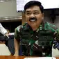 Panglima TNI Marsekal Hadi Tjahjanto bersiap mengikuti rapat dengan Komisi I DPR di ruang rapat Komisi I DPR, Kompleks Parlemen, Jakarta, Kamis (24/5). Rapat membahas soal bentuk dan mekanisme teknis operasional Koopsusgab. (Liputan6.com/Johan Tallo)