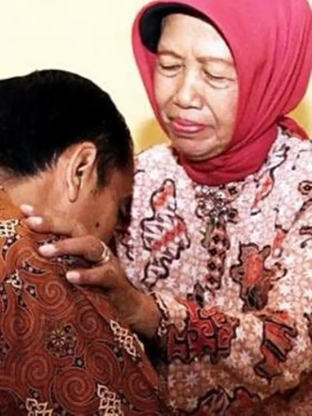 Selalu Dekat, Ini 5 Potret Kenangan Presiden Jokowi dengan Sang Ibunda