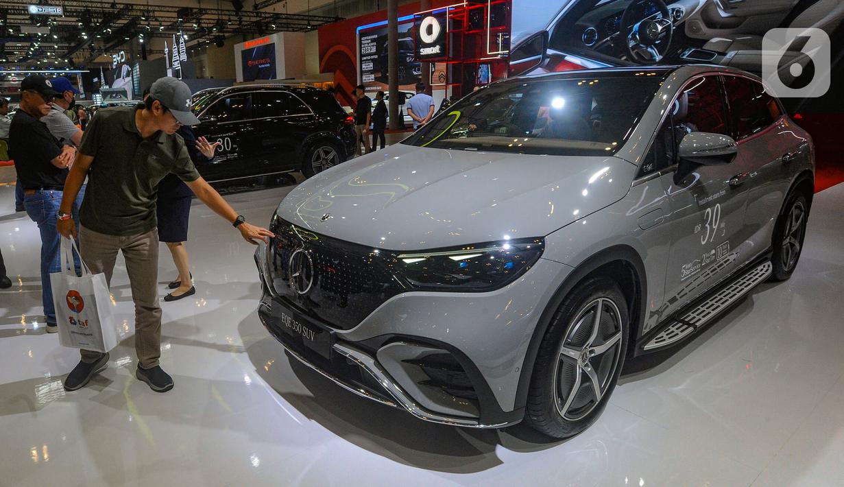 Pengunjung melihat mobil mewah Mercedes EQ E350 seharga Rp 2,8 miliar pada pameran otomotif GAIKINDO Indonesia International Auto Show (GIIAS) 2024 di Indonesia Convention Exhibition (ICE) BSD Tangerang, Banten, Jumat (19/7/2024). (merdeka.com/Arie Basuki)