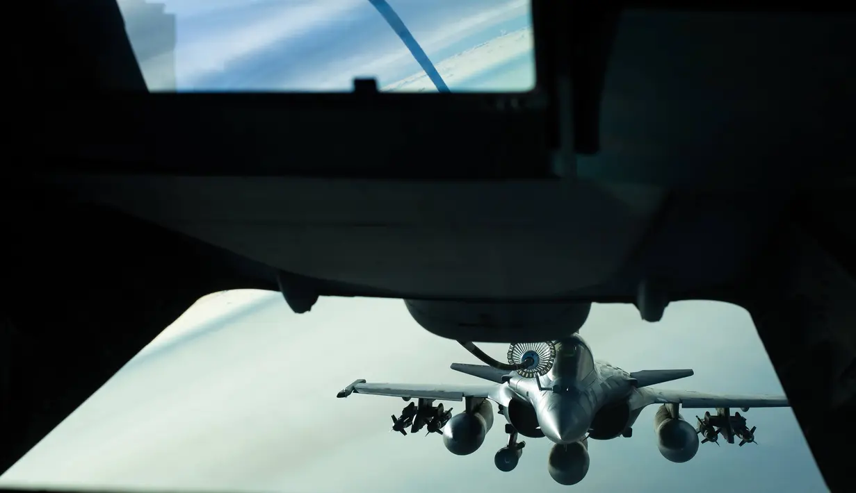 Pesawat tanker Angkatan Udara AS KC-10 memasukan bahan bakar ke Jet tempur Dassault Rafale milik Prancis di dekat Irak (26/10). Di Irak saat ini tengah terjadi pertempuran antara koalisi Irak-ISIS. (U.S. Air Force/Senior Airman Tyler Woodward/REUTERS)