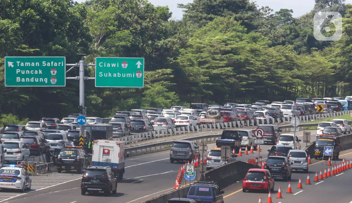 <p>Sejumlah kendaraan melintas ke arah Puncak di setelah pintu Tol Jagorawi, Kabupaten Bogor, Jawa Barat, Kaims (5/5/2022). Satlantas Polres Bogor memberlakukan sistem satu arah secara situasional untuk mengurai kepadatan lalu lintas di jalur wisata Puncak, Bogor pada libur Idul Fitri 1443H. (Liputan6.com/Herman Zakharia)</p>