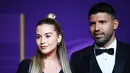 Mantan pesepakbola Argentina Sergio Aguero (kanan) dan pasangannya Sofia Calzetti tiba untuk menghadiri undian atau drawing Piala Dunia 2022 Qatar di Doha Exhibition and Convention Center pada 1 April 2022. (FRANCK FIFE / AFP)