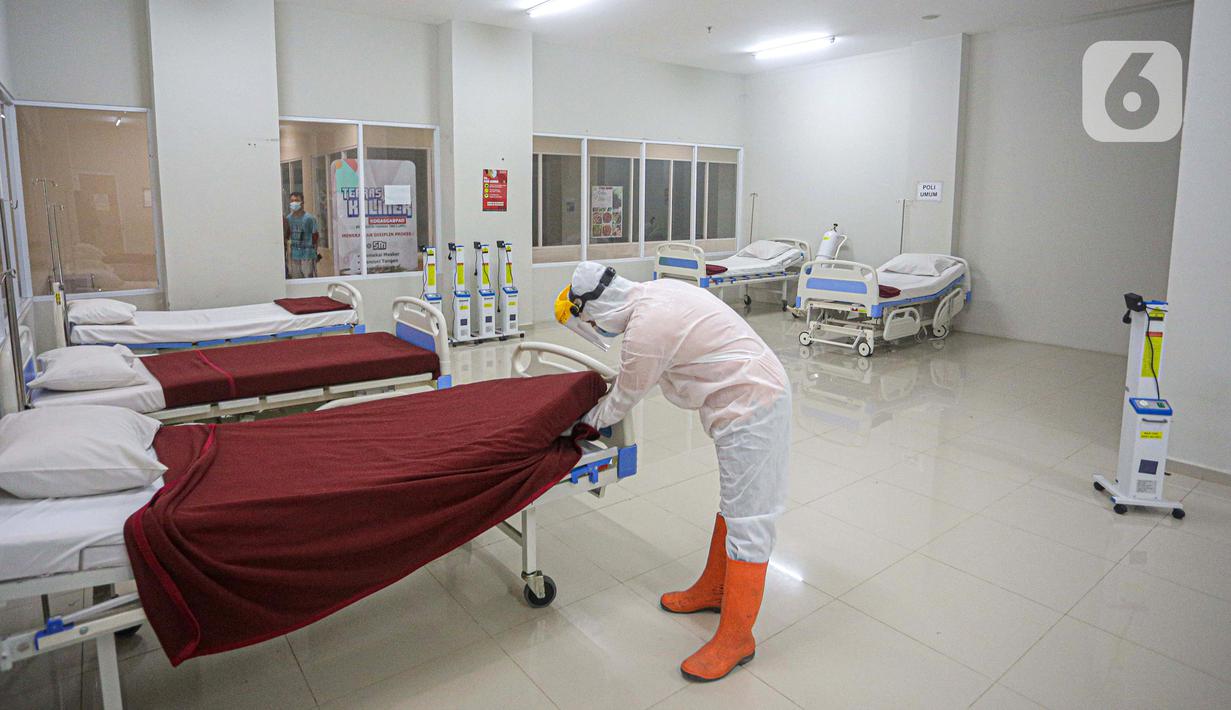Petugas mengenakan hazmat saat menyiapkan tempat tidur di Tower 8 Wisma Atlet Pademangan, Jakarta, Selasa (15/6/2021). Koordinator Lapangan RSDC Wisma Atlet Letkol Marinir M. Arifin mengatakan soal alternatif Tower 8 Wisma Atlet Pademangan untuk pasien OTG COVID-19. (Liputan6.com/Faizal Fanani)
