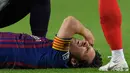 Megabintang Barcelona, Lionel Messi meringis kesakitan setelah mendarat tak sempurna saat terjatuh dalam lanjutan Liga Spanyol di Camp Nou, Minggu (21/10). Messi mengalami cedera patah tulang tangan saat berduel dengan pemain Sevilla. (LLUIS GENE / AFP)
