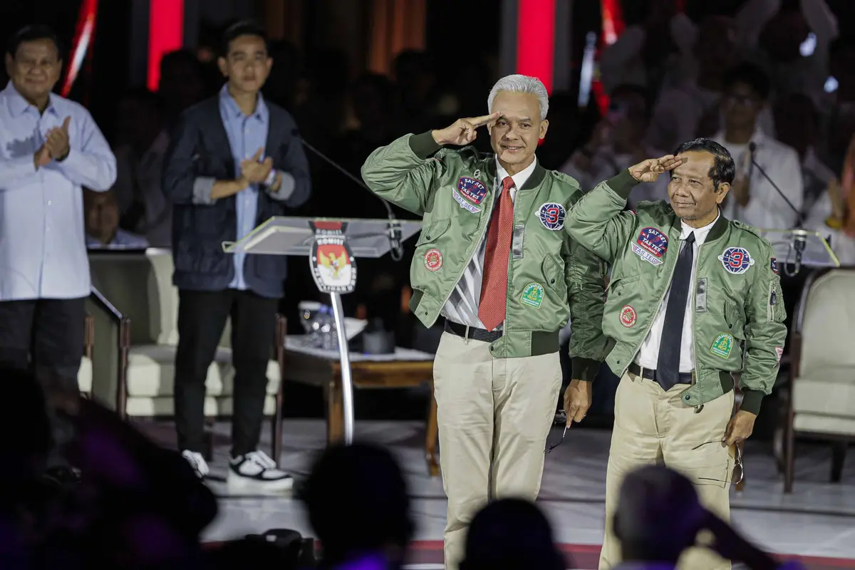 Capres-Cawapres 03 Ganjar-Mahfud Kenakan Jaket Bomber ala Film Top Gun