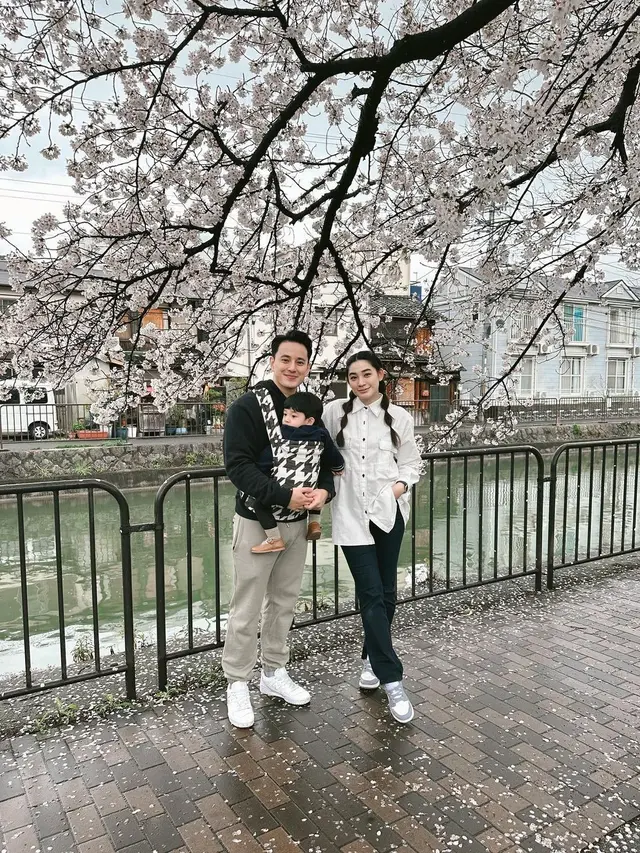 7 Potret Billy Davidson Momong Dua Anak, Jadi Ayah Siaga